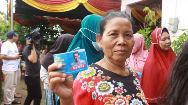 Sumringah, Emak-emak Dapat Voucher Sembako Murah Dari Relawan Sandi Uno di Tengah Naiknya Harga Sembako
