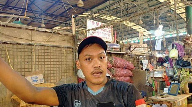 Diki Alamsyah, pedagang cabai keluhkan harga pangan saat Pj Gubernur DKI Heru Budi Hartono blusukan ke Pasar Induk Kramat Jati. (Suara.com/Fakhri)