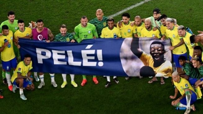 Timnas Brasil Bentangkan Spanduk Pele Dukung Kesembuhan Sang Legenda