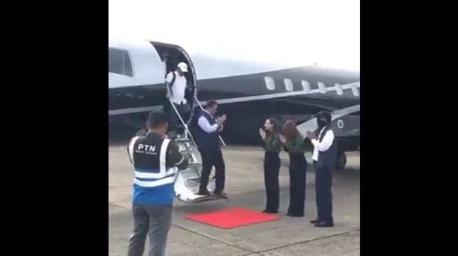 Anies Baswedan menggunakan private jet saat melancarkan safari politiknya ke Aceh dan Sumatera Barat. (Tangkap Layar Twitter)