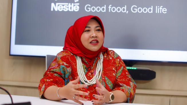 Direktur Corporate Affairs Nestlé Indonesia Sufintri Rahayu saat melakukan wawancara khusus dengan tim Suara.com di Kantor Nestle Indonesia, Jakarta Selatan, Selasa (22/11/2022). [Suara.com/Alfian Winanto]