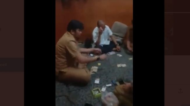 Viral! Video Bapak-Bapak Diduga ASN DPRD Sumut Asyik Judi di Kantor