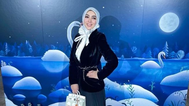 Aksi Syahrini yang Menuai Kontroversi (Instagram/princessyahrini)