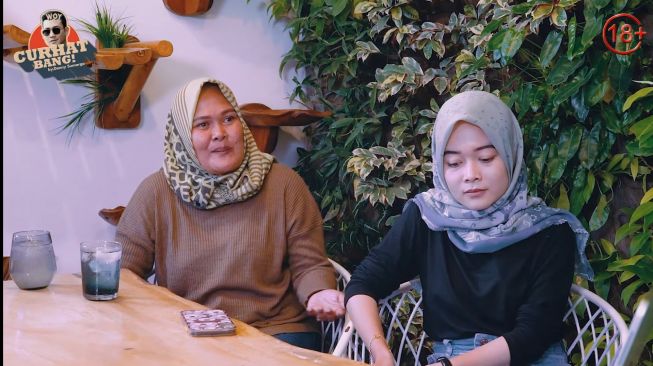 Yessy bersama Ibunya, Gagal Nikah karena Mahar Sertifikat Rumah (YouTube)