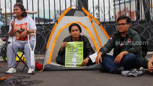 Aksi Tolak Pengesahan KUHP di Gedung DPR Dibubarkan Polisi, Korlap Dapat Pesan Minta Tenda Dibongkar