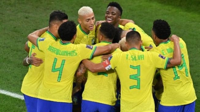 Para pemain Brasil merayakan gol #07 Lucas Paqueta pada pertandingan sepak bola putaran 16 besar Piala Dunia Qatar 2022 antara Brasil dan Korea Selatan di Stadion 974 di Doha pada 5 Desember 2022. Glyn KIRK / AFP