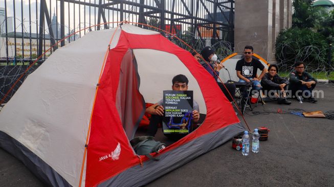 Tolak Pengesahan KUHP, Masyarakat Gelar Tenda di depan Gedung DPR