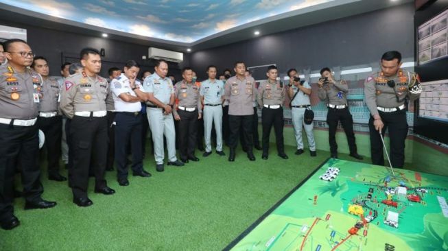 Kakorlantas Polri Tinjau Kesiapan Operasi Lilin 2022 Untuk Pengamanan