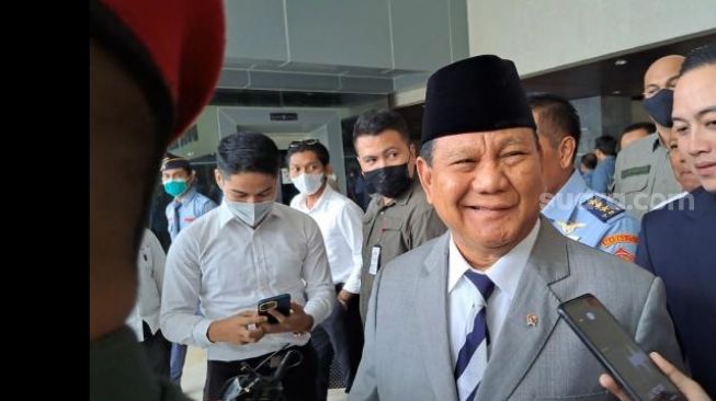 Elektabilitasnya Stagnan di Survei Capres, Prabowo Hanya Bisa Tertawa