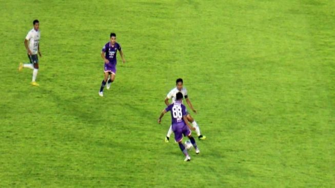 Pemain nomor punggung 88 Persita Fareza (kostum ungu ungu) berebut bola dengan Kapten Bali United FC Ricky Fajrin (putih abu-abu), dalam pertandingan lanjutan kompetisi Liga 1 2022/2023 di Stadion Manahan Solo, Senin (5/12/2022) malam. ANTARA/Bambang Dwi Marwoto.