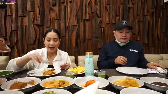 Momen Nagita Slavina Jadi Pelayan Restoran Padang (YouTube/Rans Entertainment)