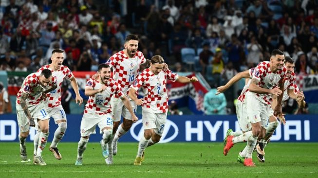 Pemain Kroasia rayakan kemenangan atas Jepang dalam drama adu penalti di babak 16 besar Piala Dunia 2022 yang berlangsung di Al Janoub Stadium, Senin (5/12/2022). [AFP]Tiga eksekutor Jepang gagal cetak gol dalam drama adu penalti.