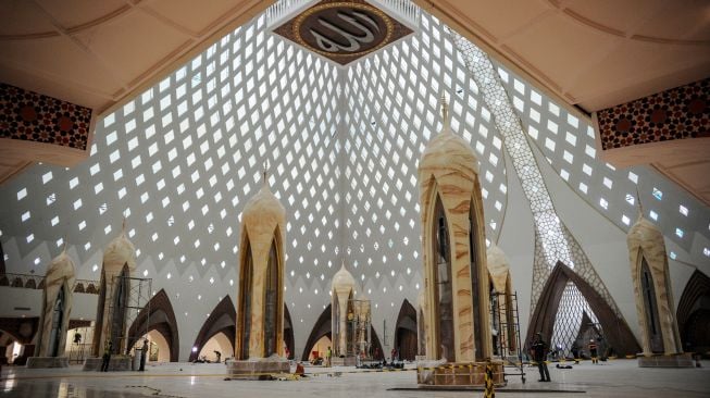 Pekerja menyelesaikan pembangunan bagian dalam Masjid Al Jabbar di Cimincrang, Bandung, Jawa Barat, Selasa (6/12/2022). ANTARA FOTO/Raisan Al Farisi
