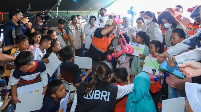 Korban Gempa di Cianjur Dapat Bantuan dari Srikandi BRI dan BUMN