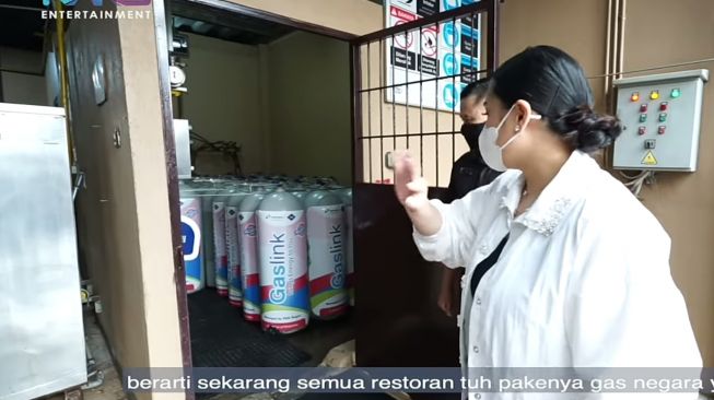 Momen Nagita Slavina Jadi Pelayan Restoran Padang (YouTube/Rans Entertainment)