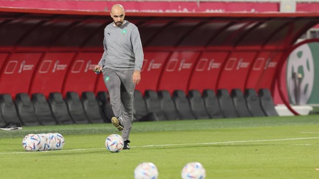 Pelatih Timnas Maroko Walid Reragui menghadiri sesi latihan di Stadion Al Duhail SC di Doha pada 5 Desember 2022, menjelang pertandingan Babak 16 Besar Piala Dunia 2022 Qatar antara Maroko vs Spanyol.KARIM JAAFAR/AFP