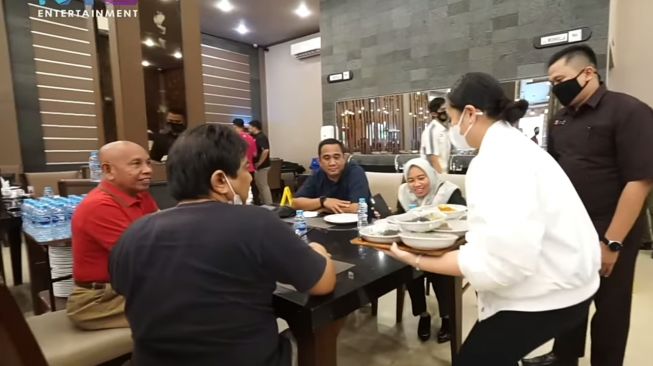 Momen Nagita Slavina Jadi Pelayan Restoran Padang (YouTube/Rans Entertainment)