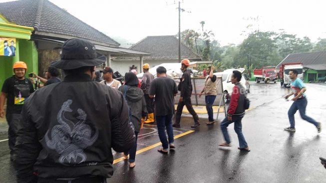 Gempa M 6.2 di Jember Dirasakan Warga di Tempat Pengungsian Pronojiwo Lumajang