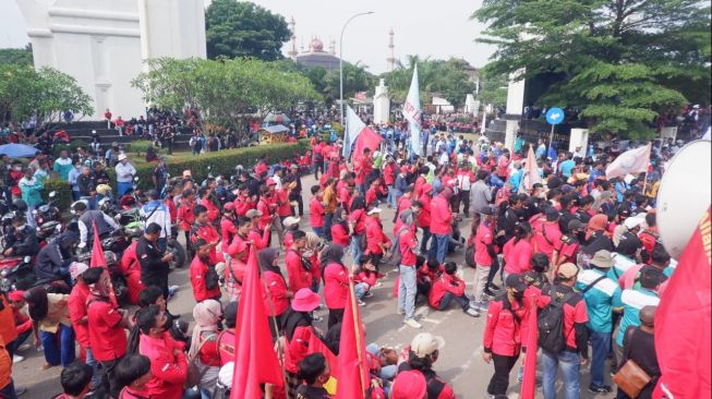 Ribuan Buruh Desak Pj Gubernur Teken SK Kenaikan UMK 2023