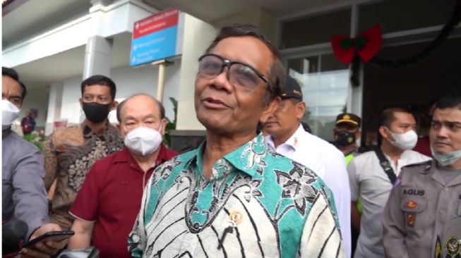 Menko Polhukam Mahfud MD usai mengunjungi korban luka akibat serangan bom bunuh diri di kantor Polres Astanaanyar, Bandung, Rabu (7/12/2022). (YouTube Kemenko Polhukam)