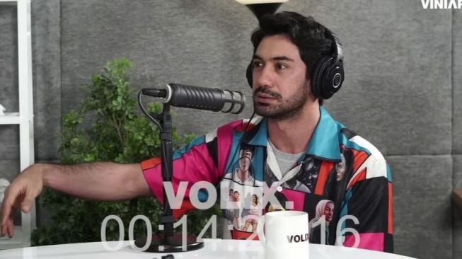 Reza Rahadian bercerita diperlakukan semena-mena kru film. (YouTube/ Volix Media)