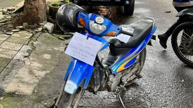 "KUHP Hukum Kafir, Perangi Penegak Hukum Setan" Tulisan di Motor Terduga Pelaku Bom Bunuh Diri di Bandung