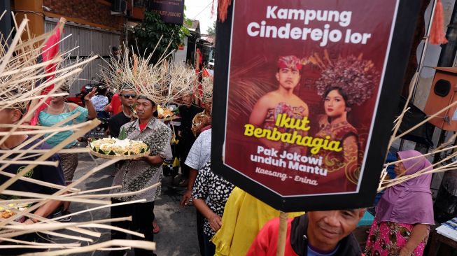 Warga Cinderejo Lor menggelar kirab dan tumpengan untuk menyambut pernikahan pernikahan putra bungsu Presiden Joko Widodo Kaesang Pangarep dan Erina Gudono di Solo, Jawa Tengah, Rabu (7/12/2022).  ANTARA FOTO/Maulana Surya