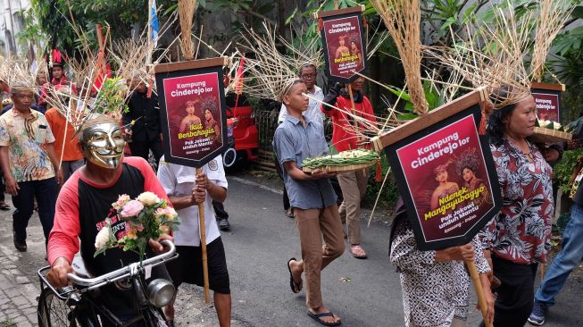 Warga Cinderejo Lor menggelar kirab dan tumpengan untuk menyambut pernikahan pernikahan putra bungsu Presiden Joko Widodo Kaesang Pangarep dan Erina Gudono di Solo, Jawa Tengah, Rabu (7/12/2022).  ANTARA FOTO/Maulana Surya