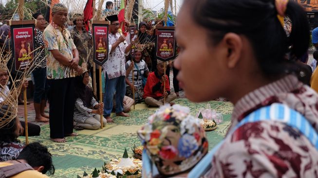 Warga Cinderejo Lor menggelar kirab dan tumpengan untuk menyambut pernikahan pernikahan putra bungsu Presiden Joko Widodo Kaesang Pangarep dan Erina Gudono di Solo, Jawa Tengah, Rabu (7/12/2022).  ANTARA FOTO/Maulana Surya