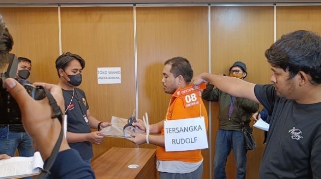 Polisi Gelar Rekonstruksi Pembunuhan Icha, Rudolf Sempat Cari Cara Membunuh Tanpa Suara