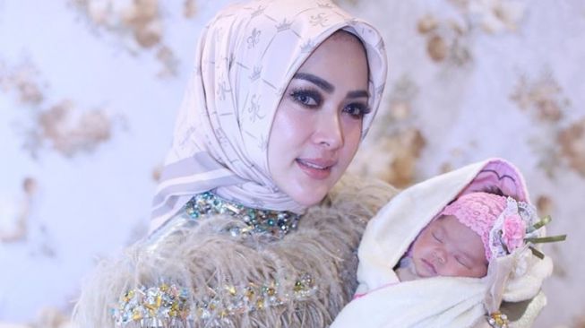 Gaya Syahrini Momong Anak (Instagram/@princessyahrini)