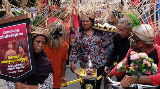 Warga Cinderejo Lor menggelar kirab dan tumpengan untuk menyambut pernikahan pernikahan putra bungsu Presiden Joko Widodo Kaesang Pangarep dan Erina Gudono di Solo, Jawa Tengah, Rabu (7/12/2022).  ANTARA FOTO/Maulana Surya