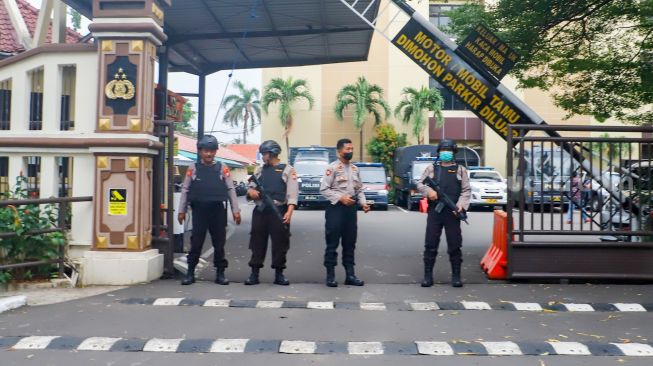 Polisi berjaga di area Polres Jakarta Selatan, Rabu (7/12/2022). [Suara.com/Alfian Winanto]