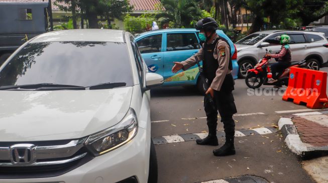 Polisi berjaga di area Polres Jakarta Selatan, Rabu (7/12/2022). [Suara.com/Alfian Winanto]