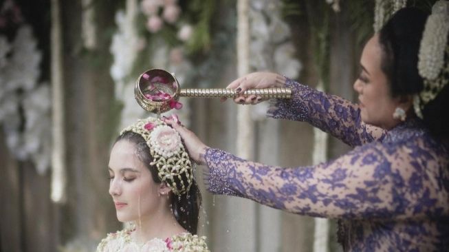 Chelsea Islan Jalani Proses Siraman Sebelum Hari Pernikahannya dengan Rob Clinton Cardinal (Instagram Iluminen)
