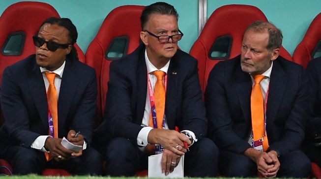 Pelatih Timnas Belanda, Louis van Gaal (tengah) mendampingi timnya di laga Piala Dunia 2022 bersama asisten pelatih Edgar Davids (kiri) dan Danny Blind. [Adrian DENNIS / AFP]