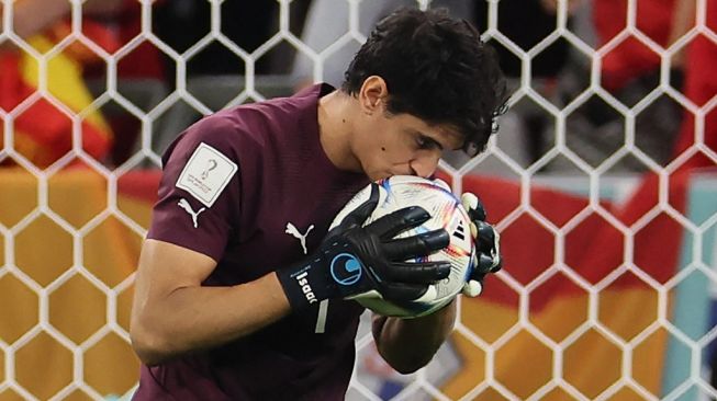 Kiper Timnas Maroko, Yassine Bounou tampil pada laga babak 16 besar Piala Dunia 2022 kontra Spanyol di Stadion Education City, Al-Rayyan, Qatar, Rabu (7/12/2022) dini hari WIB. [KARIM JAAFAR / AFP]