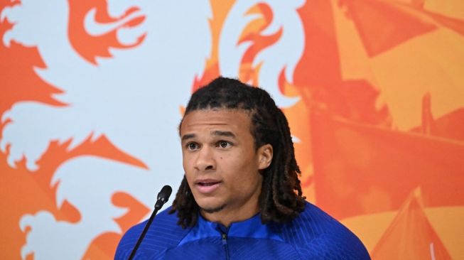 Bek Timnas Belanda Nathan Ake menghadiri konferensi pers di lokasi pelatihan Universitas Qatar di Doha pada 6 Desember 2022 jelang menghadapi Argentina di 8 besar Piala Dunia Qatar 2022.Alberto PIZZOLI / AFP.