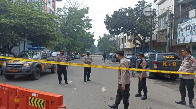 Officers set up a police line around the site of the suicide bombing that occurred at the Astana Anyar Police Headquarters, Bandung City on Wednesday (7/12/2022).  (Rahmat Kurniawan/ayobandung.com)