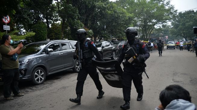 Tim Densus Kumpulkan Serpihan Ledakan di Polsek Astanaanyar untuk Memastikan Jenis Bom