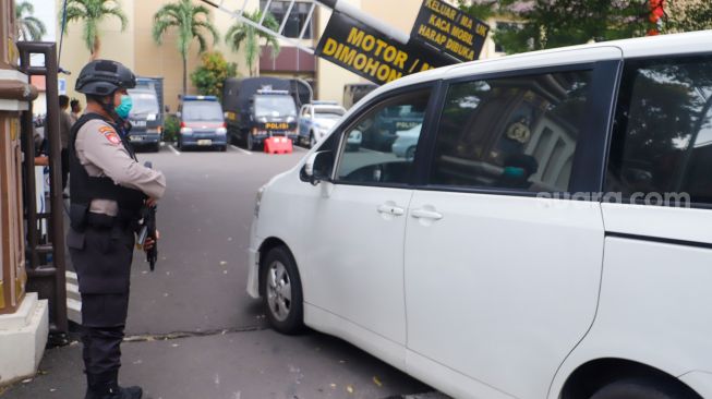 Polisi berjaga di area Polres Jakarta Selatan, Rabu (7/12/2022). [Suara.com/Alfian Winanto]