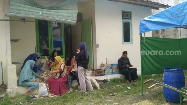 Suasana persiapan pemakaman Lord Rangga di rumah orang tuanya di ‎Desa Grinting, Kecamatan Bulakamba, Brebes, Senin (7/12/2022). [Suara.com/F Firdaus]