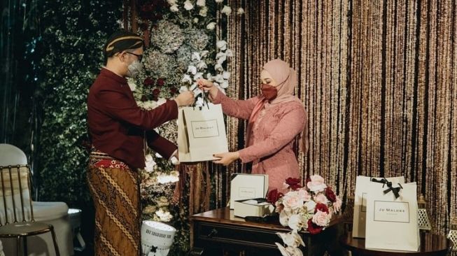 Adu Mewah Souvenir Nikah Anak Pejabat (Instagram/@putri_tanjung)