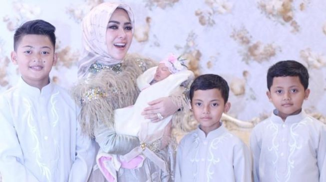 Gaya Syahrini Momong Anak (Instagram/@princessyahrini)