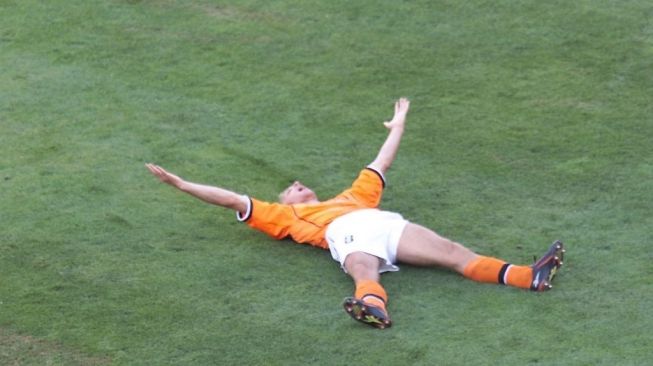 Pemain Belanda Dennis Bergkamp rayakan gol ke gawang Argentina yang dikawal Carlos Roa dalam pertandingan perempat final Piala Dunia 1998 di Velodrome, Marseille, 4 Juli 1998. [AFP]