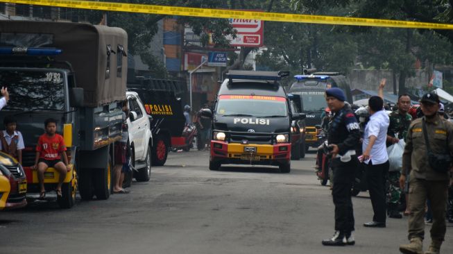 Anggota Brimob berjaga di kawasan Astanaanyar, Bandung, Jawa Barat, setelah terjadi bom bunuh diri di Kantor Polsek Astanaanyar, Kota Bandung, Rabu (7/12/2022). [ANTARA FOTO/Raisan Al Farisi/agr].