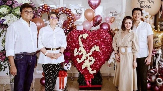 Potret Syahrini dengan Mertua (instagram/@princessyahrini)