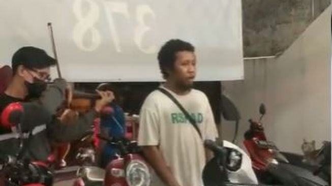 Pengamen bersuara emas dan diiringi biola (TikTok @rioekprmna)