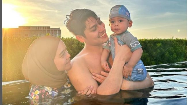 Rizky Billar dan Lesti Kejora Dikecam Gegara Baby L Nyaris Nyungsep: Malah Sibuk Main HP