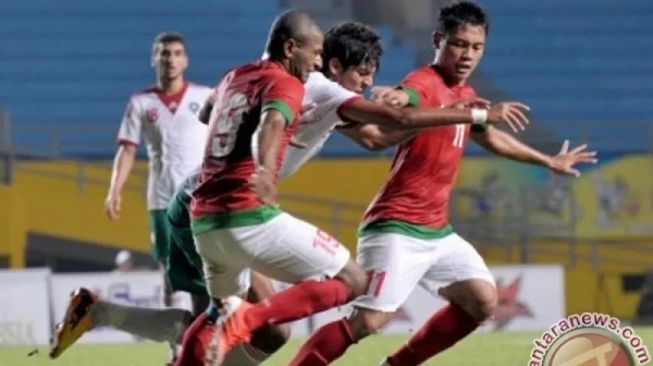 Pesepakbola timnas Indonesia Andri Ibo (kiri) dan Dedi Kusnandar (kanan) berbebut bola dengan pesepakbola Maroko El Quardi (tengah) pada pertandingan penyisihan grup B Islamic Solidarity Games (ISG) di Stadion Gelora Sriwijaya Jakabaring Palembang, Kamis (19/9). Indonesia berhasil memenangkan pertandingan dengan skor 1-0. (ANTARA FOTO/ Feny Selly)